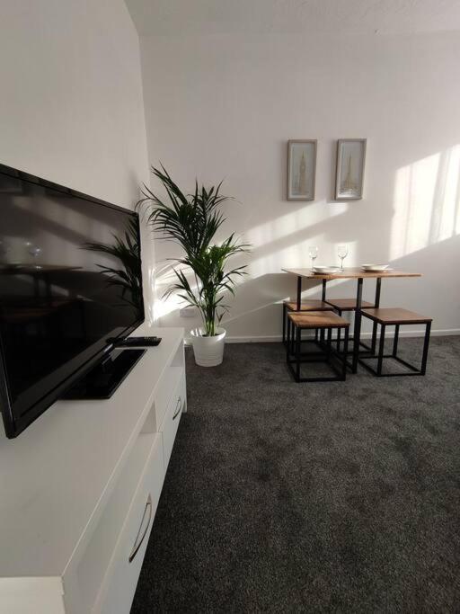 1 Bedroom Apartment With Free Parking 웨이머스만 외부 사진