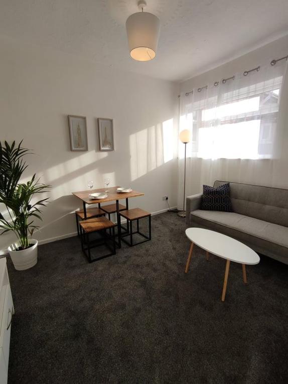 1 Bedroom Apartment With Free Parking 웨이머스만 외부 사진