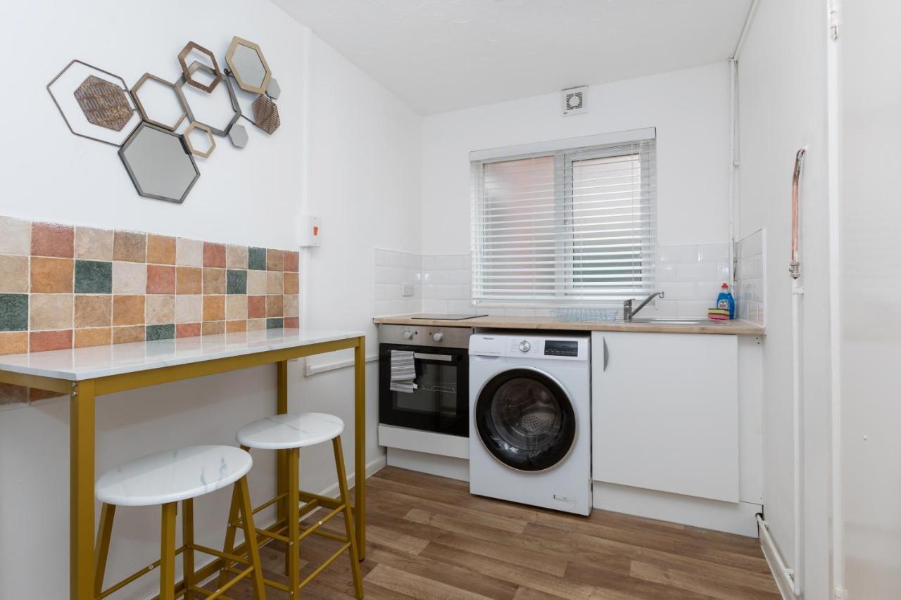1 Bedroom Apartment With Free Parking 웨이머스만 외부 사진